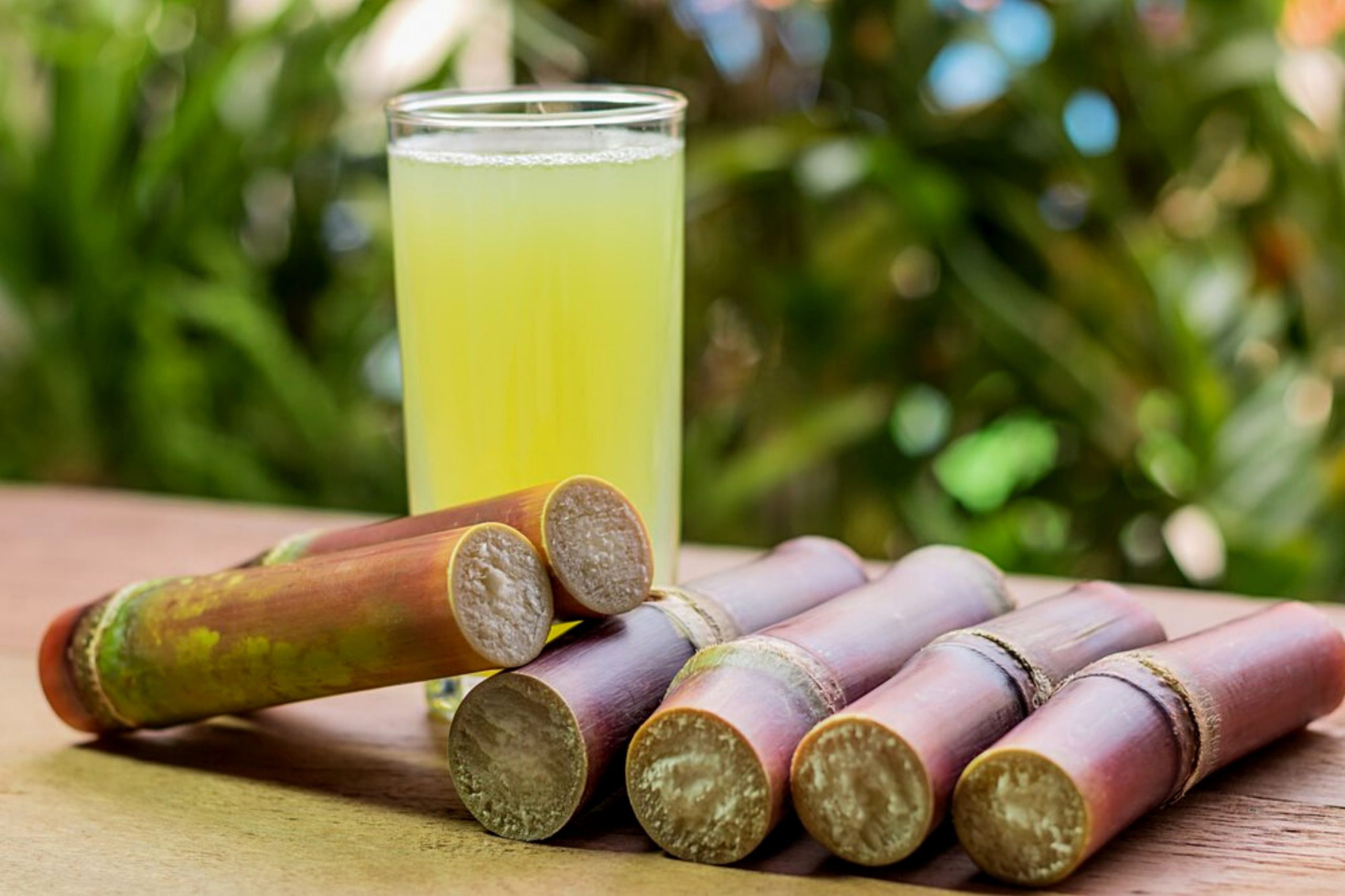 Сахарный тростник содержит. Сок сахарного тростника. Сок из тростника. Бамбуковый сок. Напиток из сахарного тростника.